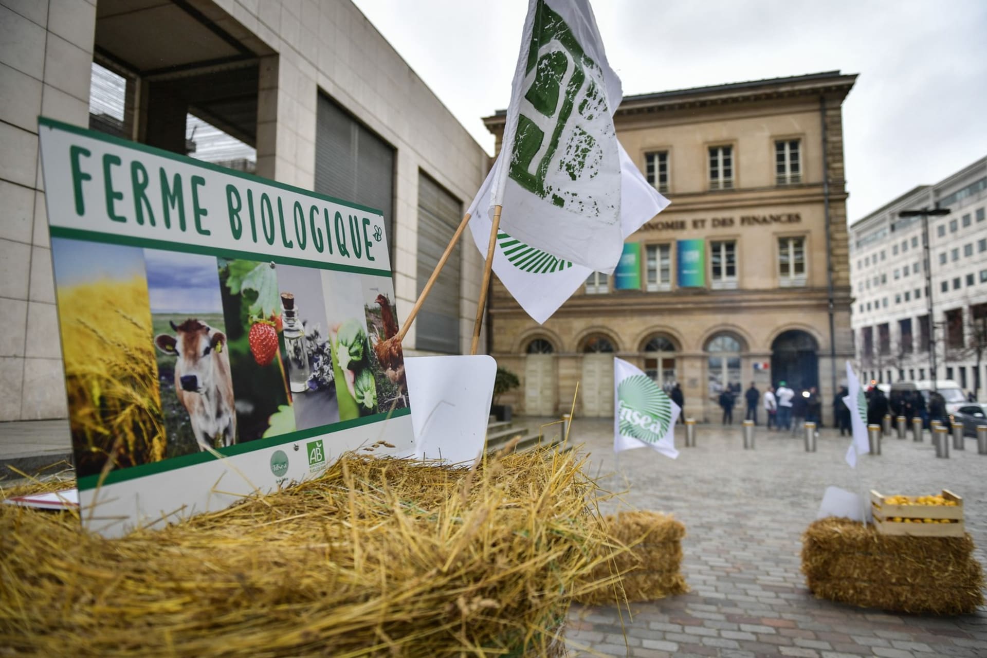 Zemědělci protestovali i před francouzským ministerstvem hospodářství a financí v Paříži, 1. března 2024.