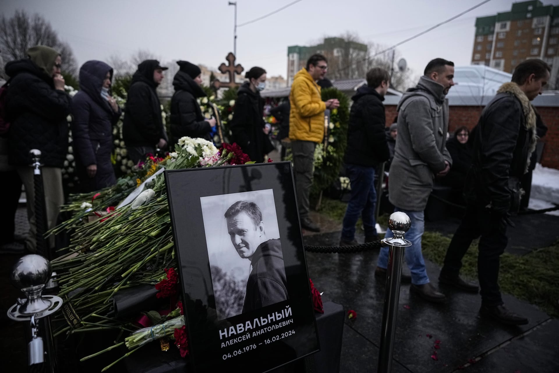Pohřeb Navalného se změnil v demonstraci.