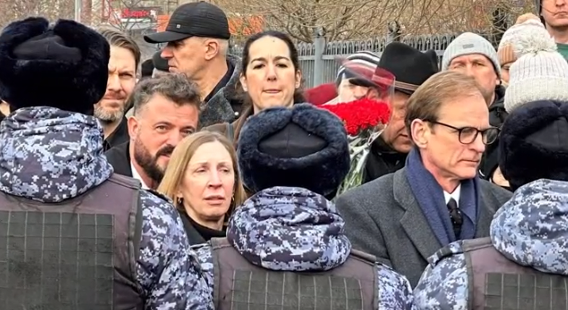 Na pohřeb Navalného v Moskvě přišla i velvyslankyně USA Lynne Tracyová a britský velvyslanec Nigel Casey. 