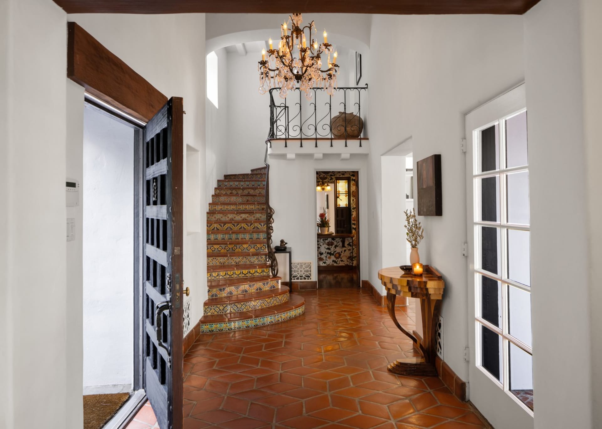 Bubeník skupiny Queen Roger Taylor prodal své kalifornské sídlo za 6 milionů dolarů: Vstupní foyer má zábradlí z tepaného železa a schody lemované barevnými mozaikovými dlaždicemi.