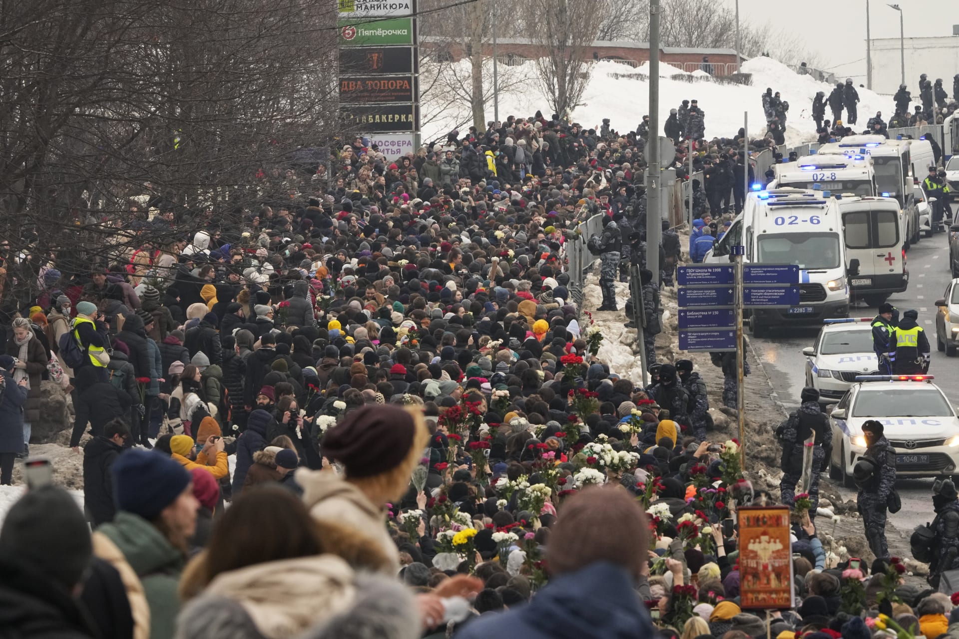 Pohřeb Navalného se změnil v demonstraci.