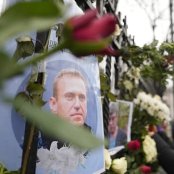 Cestu na poslední rozloučení s Alexejem Navalným si našli západní diplomaté i mnoho Rusů