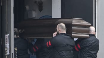 ON-LINE: Nemáme strach, skandují lidé na pohřbu Navalného. Vůz s rakví přijel do chrámu