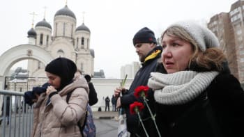 Pohřeb Navalného: Úřady vydaly tělo, u chrámu stojí kilometrová fronta. Kreml hrozí postihy
