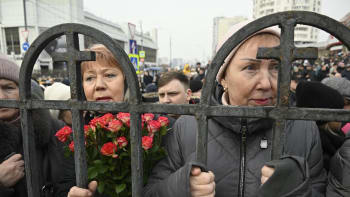 ON-LINE: Nemáme strach, skandují tisíce lidí na pohřbu Navalného. Rakev míří na hřbitov