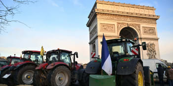 Naštvaní zemědělci obsadili s traktory a senem symbol Paříže. Policie zatkla desítky lidí
