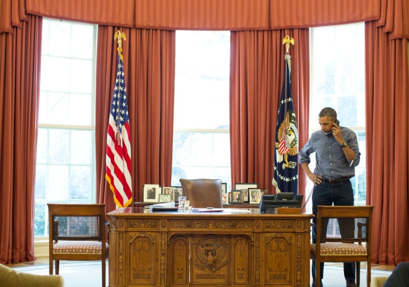 Americký prezident Barack Obama si telefonuje s Vladimirem Putinem 1. března 2014