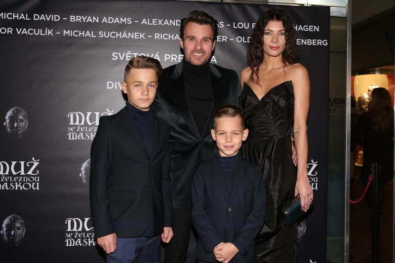 Leoš Mareš se současnou manželkou Monikou Marešovou a syny z bývalého manželství, na snímku z roku 2017. 