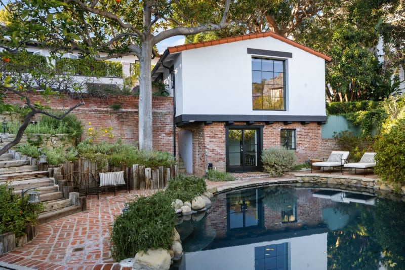 Bubeník skupiny Queen Roger Taylor prodal své kalifornské sídlo: V zahradě nechybí bazén.