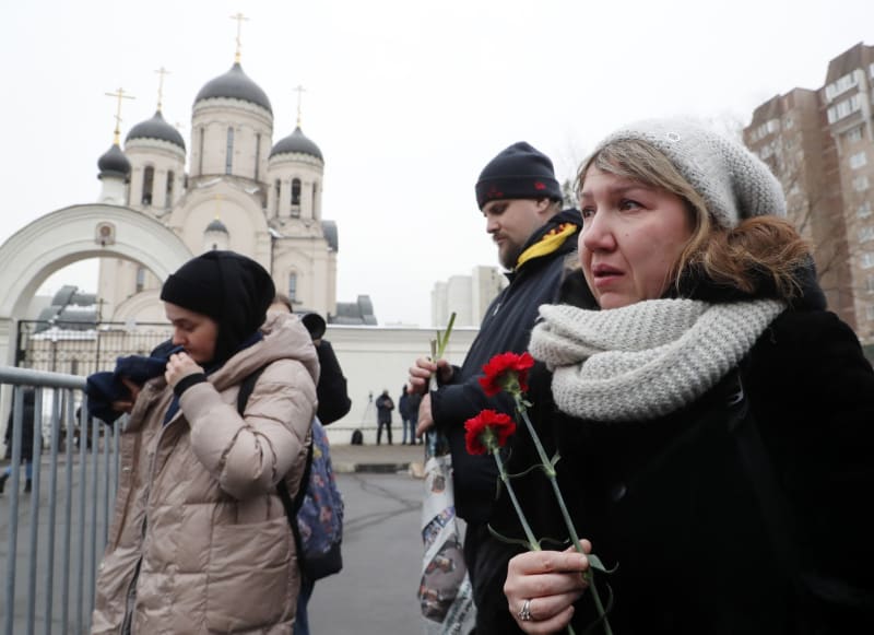 Lidé před chrámem Ikony Matky Boží v Moskvě, kde proběhlo poslední rozloučení s Alexejem Navalným (1. 3. 2024).