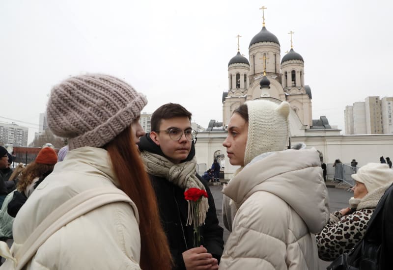 Lidé před chrámem Ikony Matky Boží v Moskvě, kde proběhlo poslední rozloučení s Alexejem Navalným (1. 3. 2024).