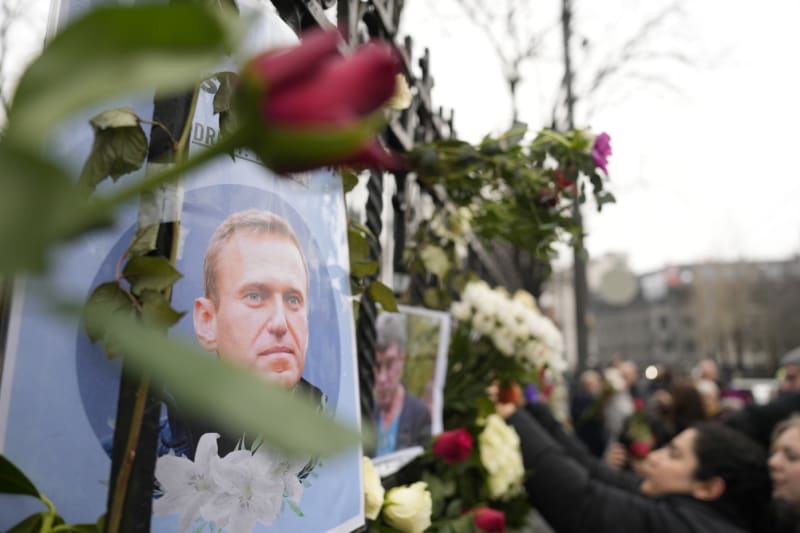 Cestu na poslední rozloučení s Alexejem Navalným si našli západní diplomaté i mnoho Rusů