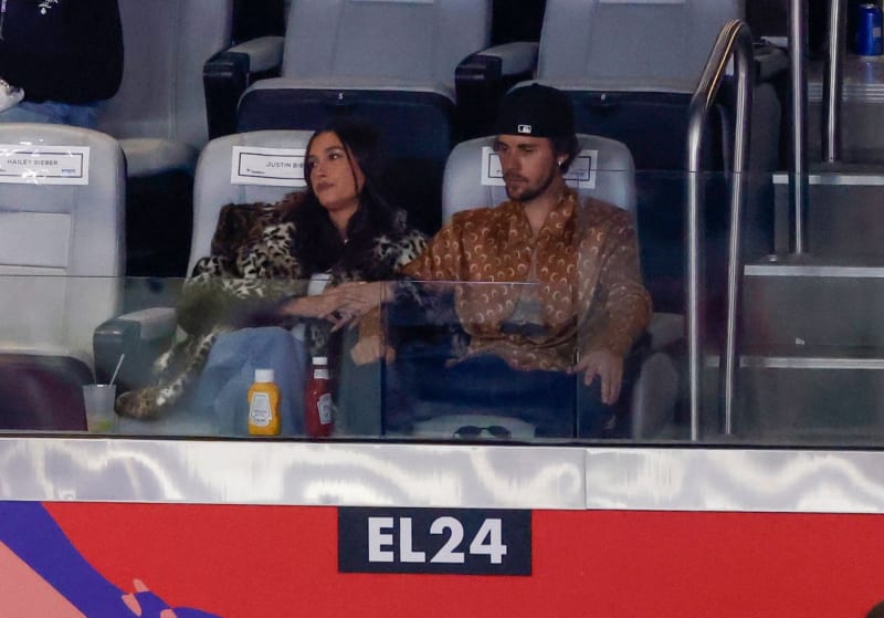 I když Bieber odmítl na Super Bowlu vystupovat, nakonec se s manželkou v publiku objevil.