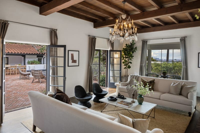 Bubeník skupiny Queen Roger Taylor prodal své kalifornské sídlo: V obývacím pokoji jsou francouzské dveře vybíhající do cihlového dvora.