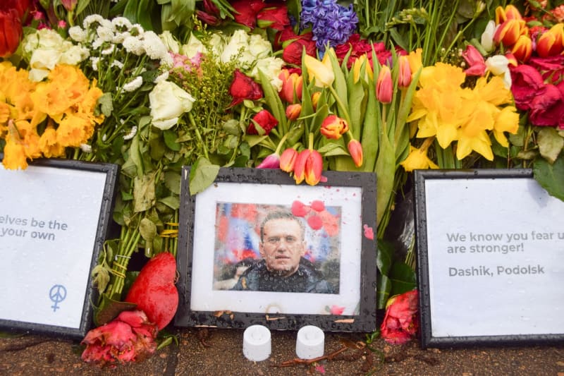 Lidé uctívají památku Alexeje Navalného.