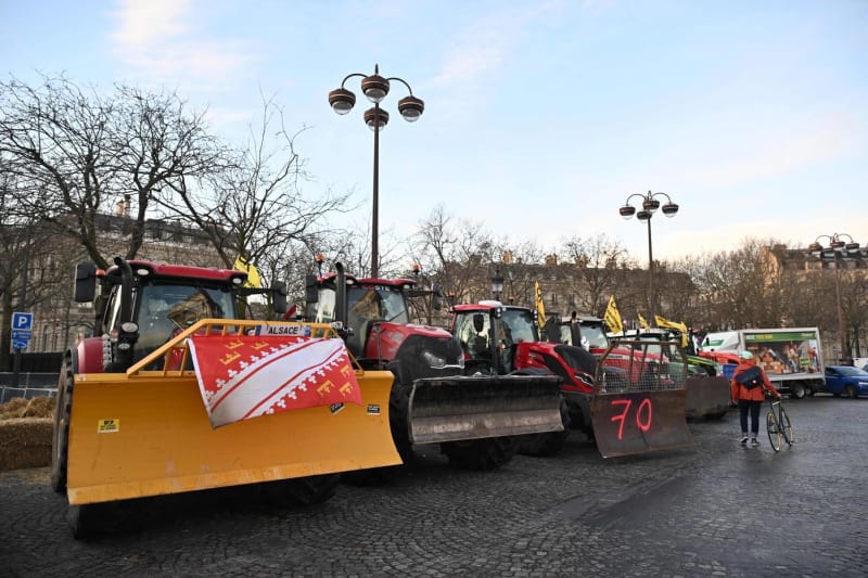 Francouzští zemědělci blokují silnice svými traktory během protestu francouzských zemědělců před Vítězným obloukem na Elysejských polích v Paříži, 1. března 2024.
