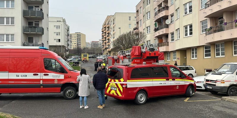 Pražští hasiči zasahují na Černém mostě při požáru v koupelně bytu (1. 3. 2024).