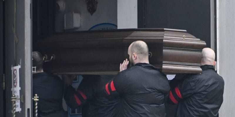 Rakev s ostatky Navalného už je na místě pohřbu.