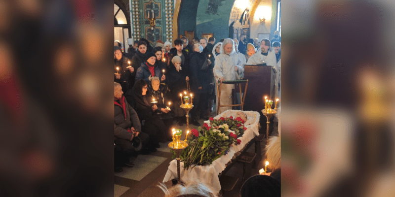 Spolupracovníci Alexeje Navalného zveřejnili fotografii z chrámu s otevřenou rakví