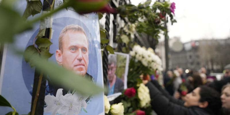 Cestu na poslední rozloučení s Alexejem Navalným si našli západní diplomaté i mnoho Rusů.
