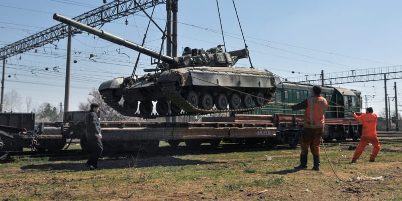 Vykládka ruského tanku na Krymu v březnu 2014