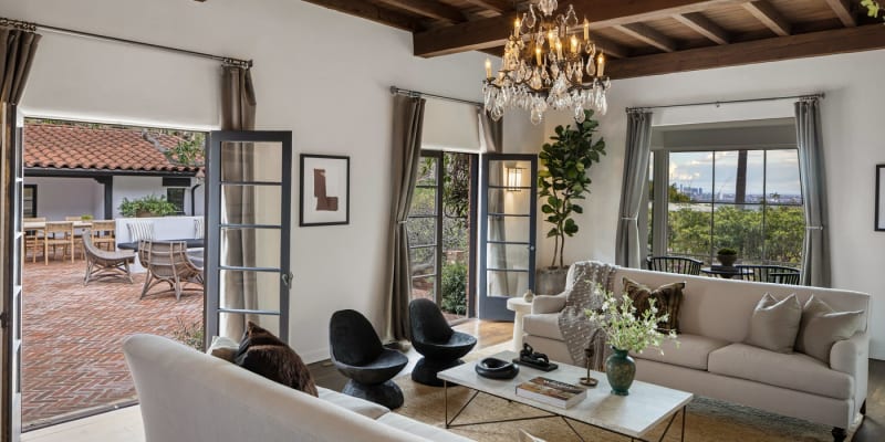 Bubeník skupiny Queen Roger Taylor prodal své kalifornské sídlo: V obývacím pokoji jsou francouzské dveře vybíhající do cihlového dvora.