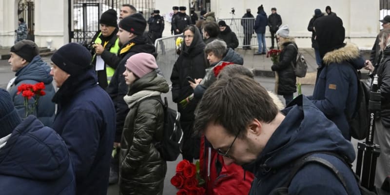 Lidé se shromažďují před před chrámem Ikony Matky Boží v Moskvě, kde proběhne poslední rozloučení s Alexejem Navalným (1. 3. 2024).
