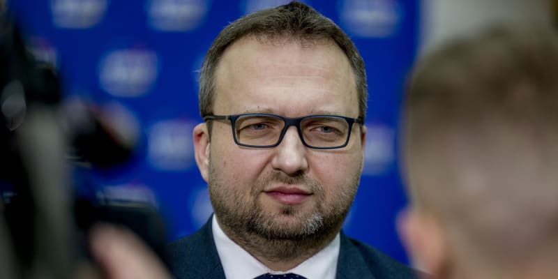 Rozpor mezi koalicí a opozicí se objevil po březnovém jednání se zástupci vlády v čele s ministrem práce a sociálních věcí Marianem Jurečkou (KDU-ČSL).