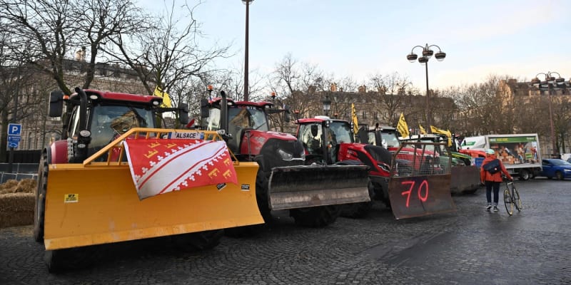 Francouzští zemědělci blokují silnice svými traktory během protestu francouzských zemědělců před Vítězným obloukem na Elysejských polích v Paříži, 1. března 2024.