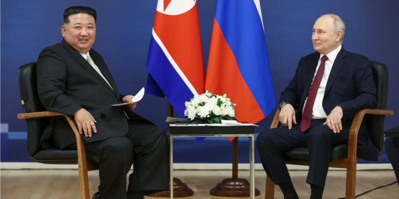 Kim Čong-Un a Vladimír Putin se sešli na kosmodromu Vostočnyjv září 2023. 