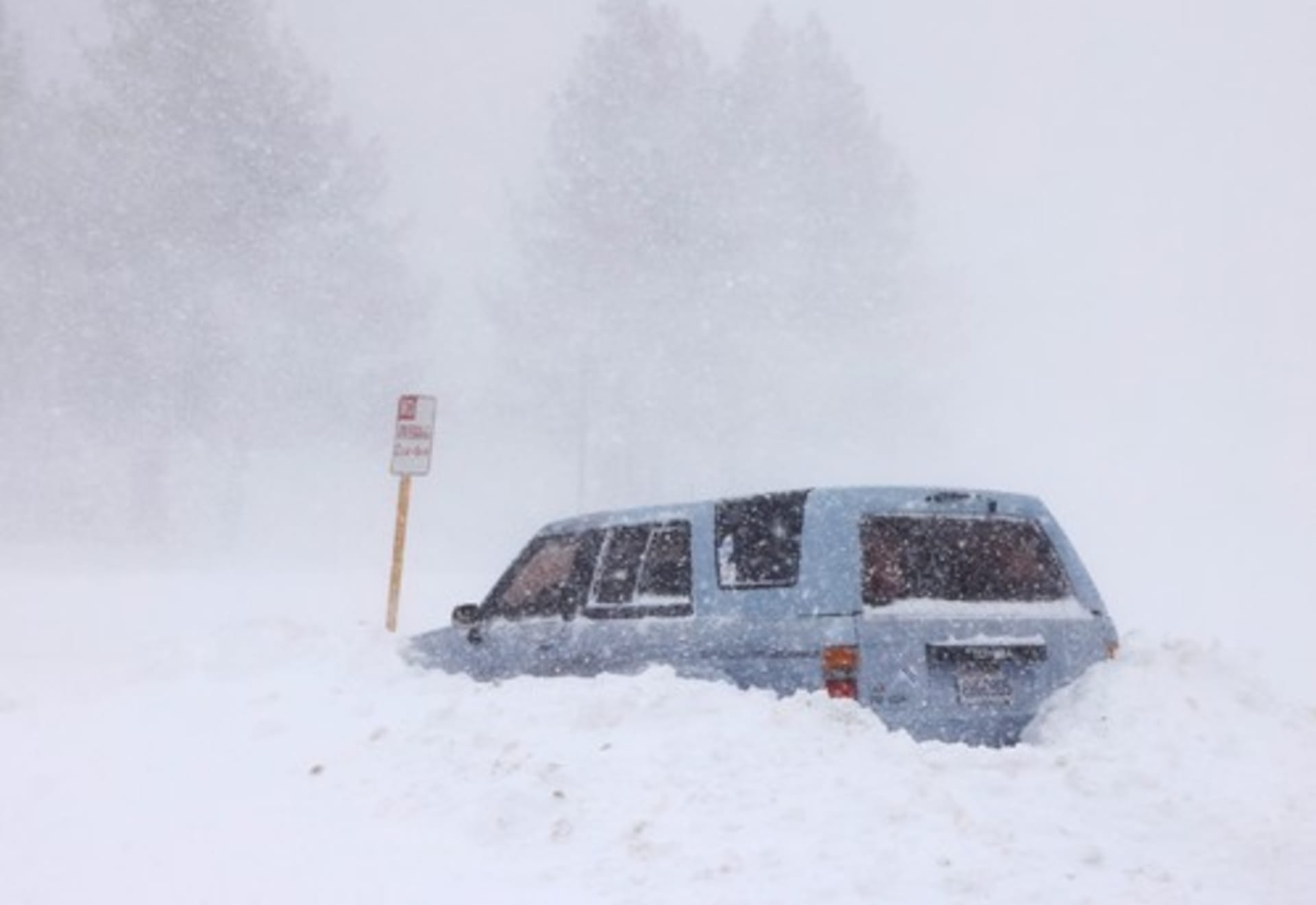 Sierra Nevadu sužuje sněhová bouře.