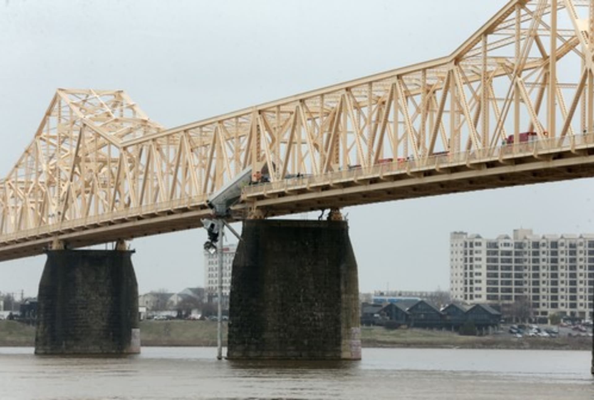 Z mostu přes řeku Ohio visel kamion.