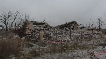 Zničený obchod i trosky slavného stadionu. Reportér Zrno ukázal zkázu ukrajinské vesnice