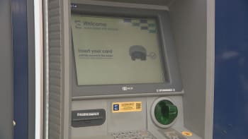 Pozor na výběry z bankomatů Euronet. Strhávají lidem peníze za nevyžádané služby