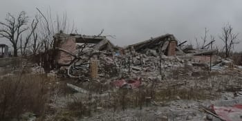 Zničený obchod i trosky slavného stadionu. Reportér Zrno ukázal zkázu ukrajinské vesnice
