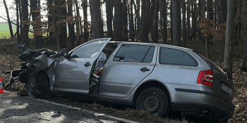 Vážná nehoda u Domažlic. Po srážce s náklaďákem skočila zraněná žena se dvěma dětmi
