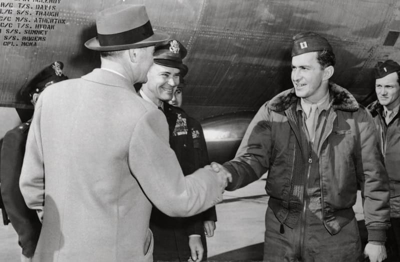 Ministr letectví Symington si potřásá rukou s kapitánem Jamesem Gallagherem, který pilotoval bombardér B-50 při prvním letu kolem světa bez mezipřistání.