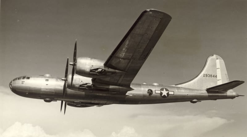 Boeing B29A-5 Superfortress během letu. Z jeho kontrukce vycházel i pozdější stroj B50 Superfortress.