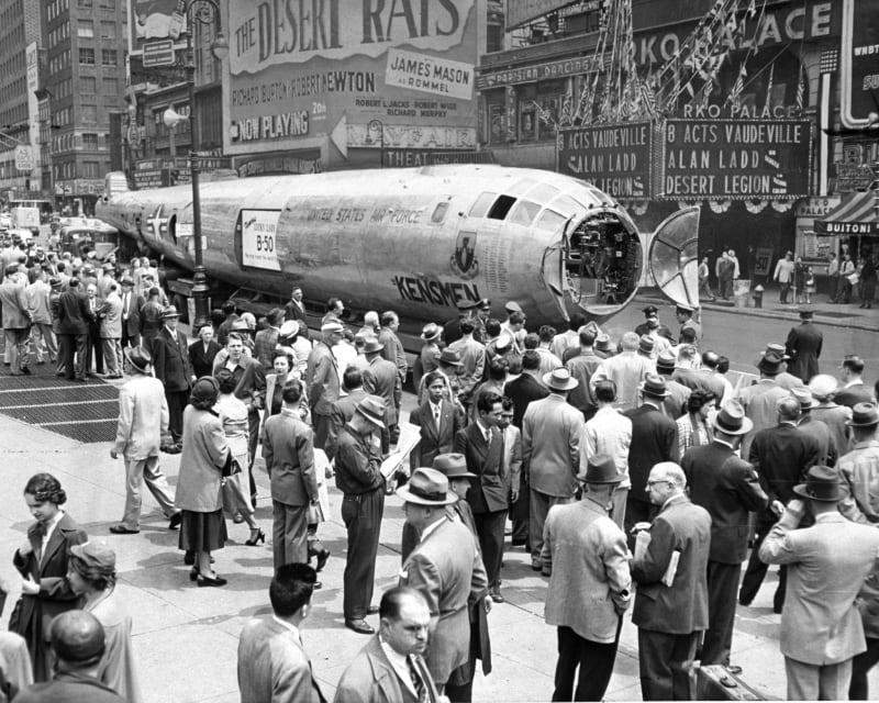 Dav v New Yorku si prohlíží trup letadla B-50 "Lucky Lady II" – prvního stroje, který obletěl zeměkouli bez mezipřistání.