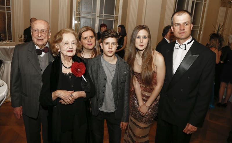 Blanka Bohdanová se svou rodinou a hereckým kolegou Stanislavem Zindulkou