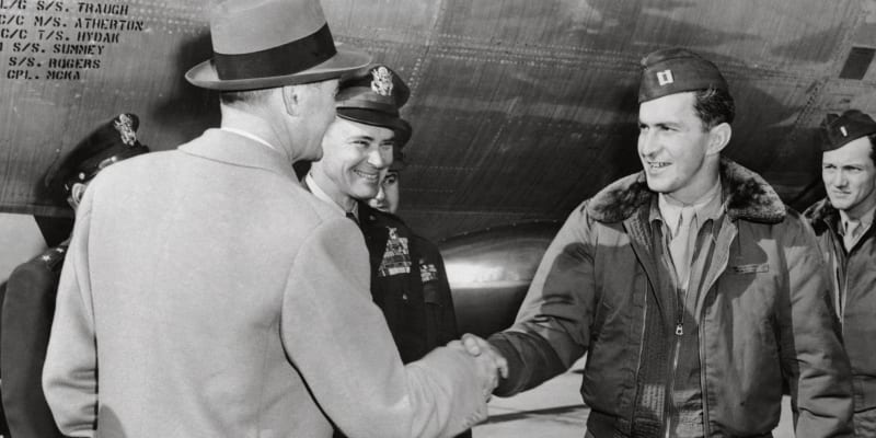 Ministr letectví Symington si potřásá rukou s kapitánem Jamesem Gallagherem, který pilotoval bombardér B-50 při prvním letu kolem světa bez mezipřistání.