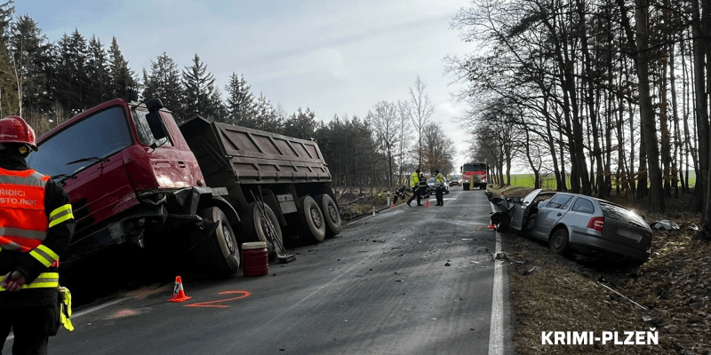 Srážka náklaďáku s osobním autem skončila zraněními
