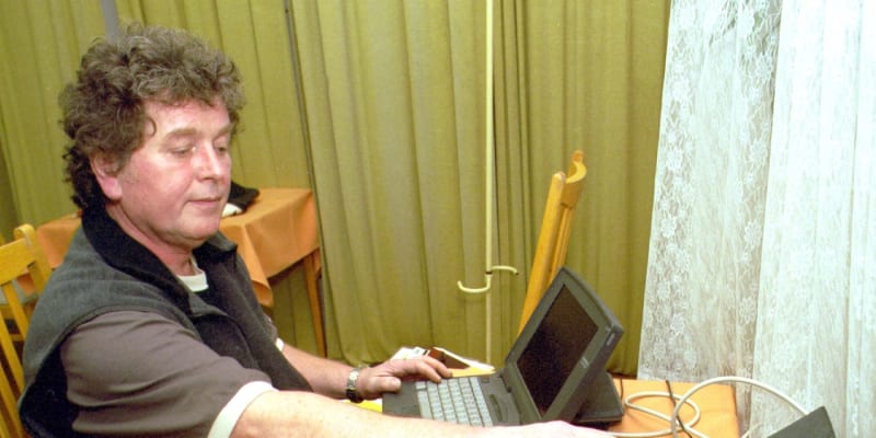Zpěvák Pavel Novák ve své přenosné kanceláři. 