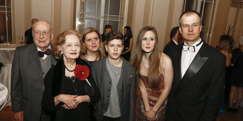 Blanka Bohdanová se svou rodinou a hereckým kolegou Stanislavem Zindulkou