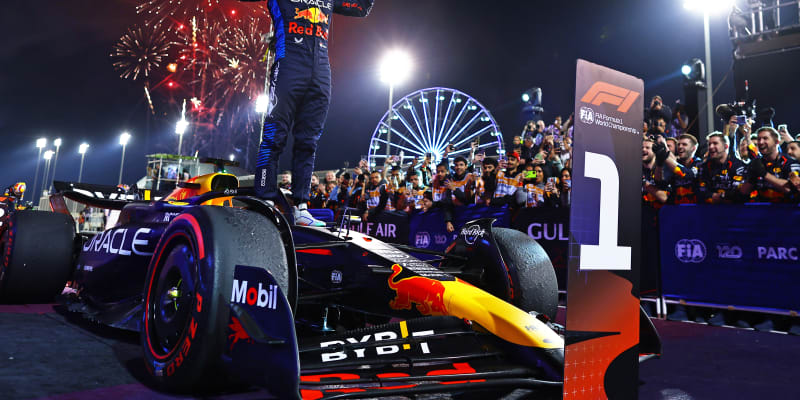 Závod F1 v Bahrajnu vyhrál obhájce titulu Verstappen.