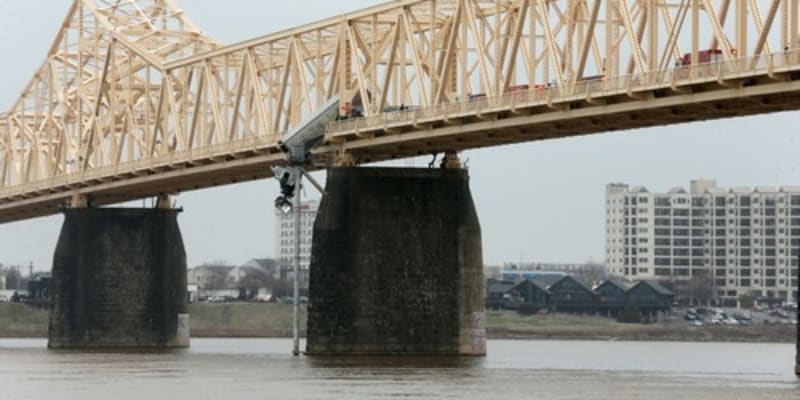Z mostu přes řeku Ohio visel kamion.