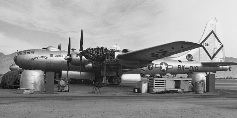 Příprava bombardéru Boeing B-50A "Lucky Lady II" na první oblet zeměkoule bez mezipřistání.