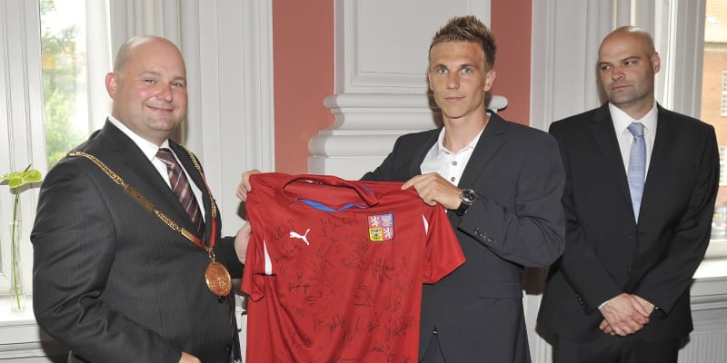 Soren Pape Poulsen ještě jako starosta Vilborgu s českým reprezentantem Bořkem Dočkalem během mistrovství Evropy hráčů do 21 let v roce 2011