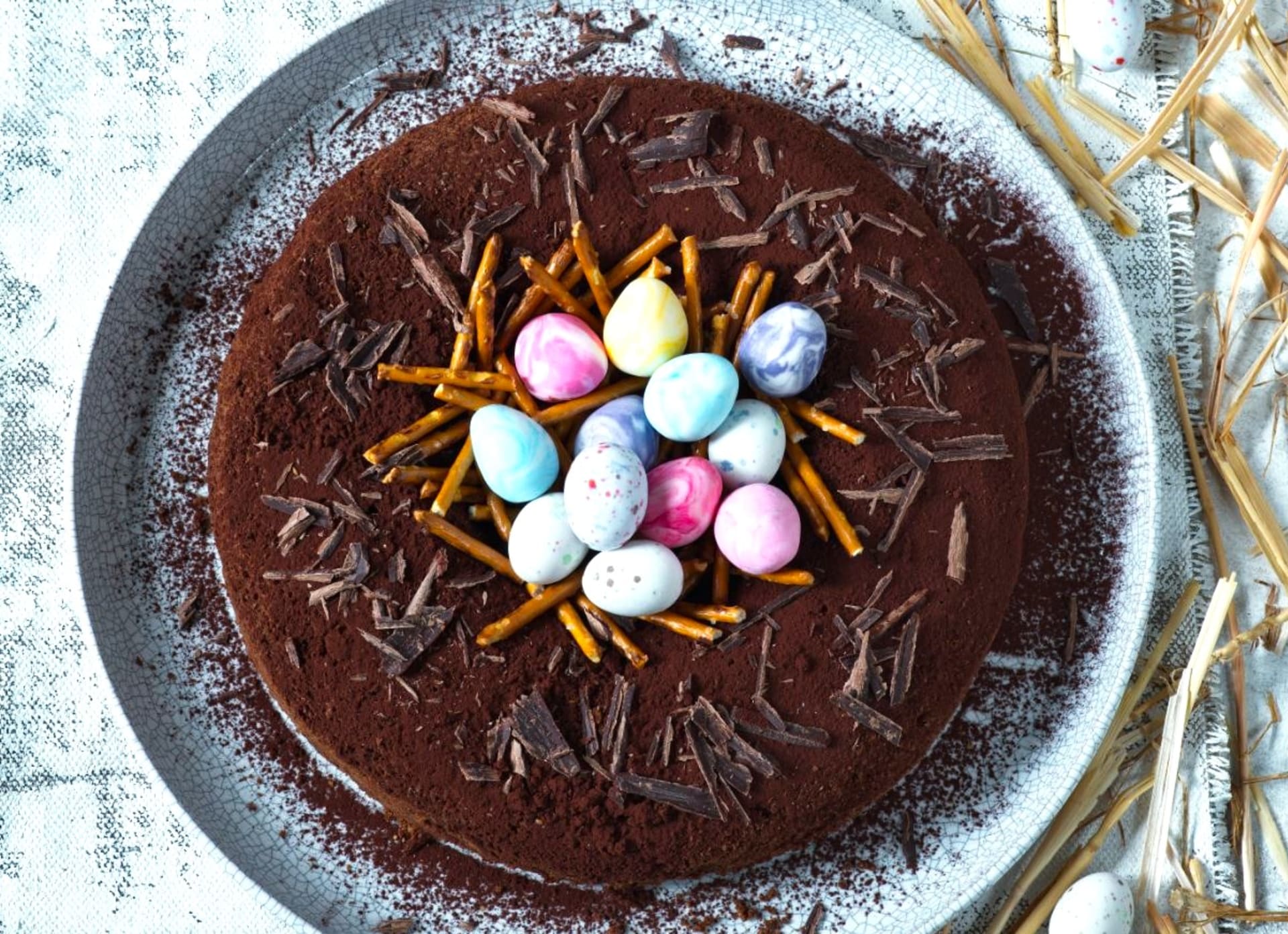 Francouzský velikonoční čokoládový dort s hnízdem ze slaných tyčinek