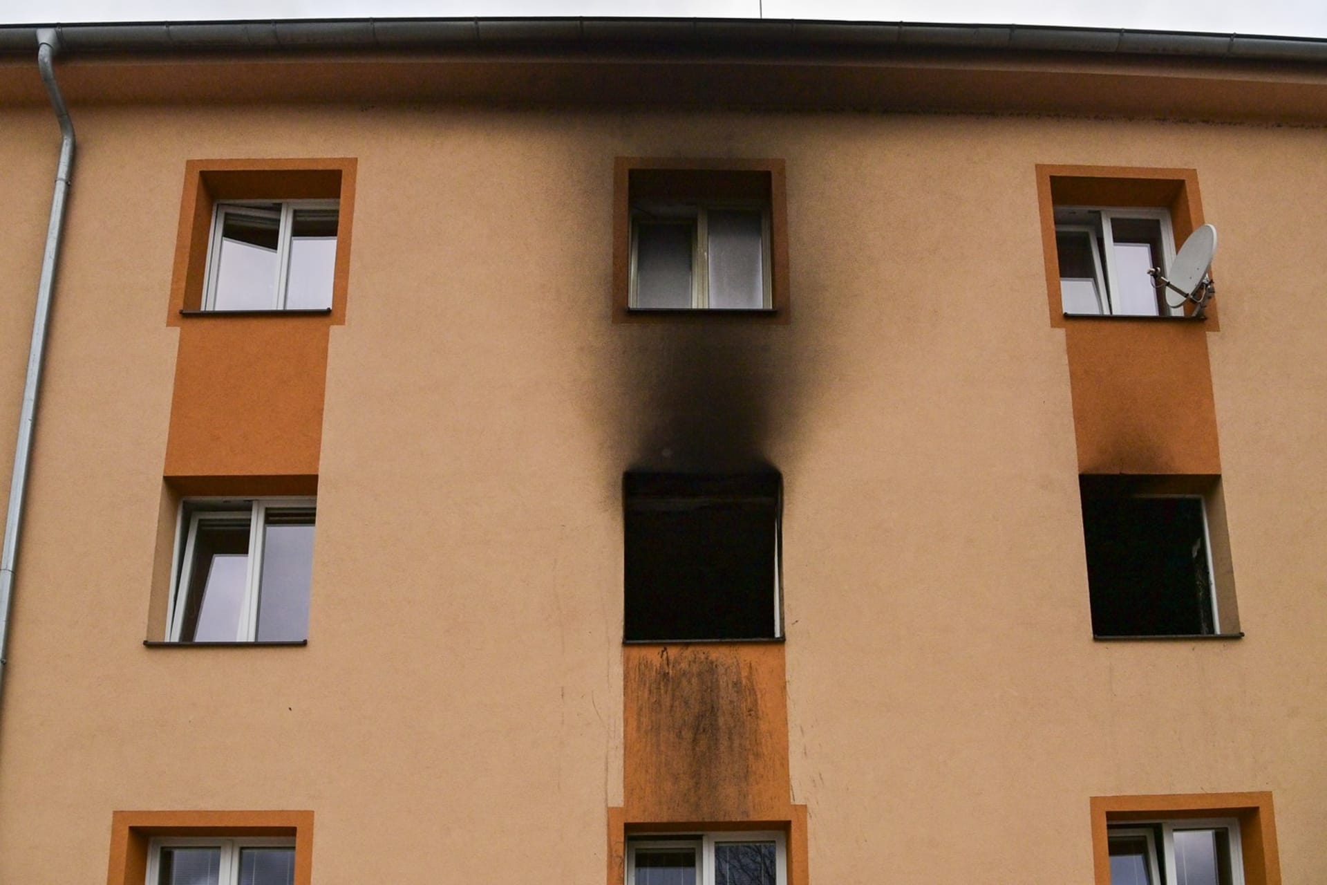 Dům s pečovatelskou službou ve Větřní na Českokrumlovsku, kde 29. prosince 2023 hořelo a zranilo se několik lidí.